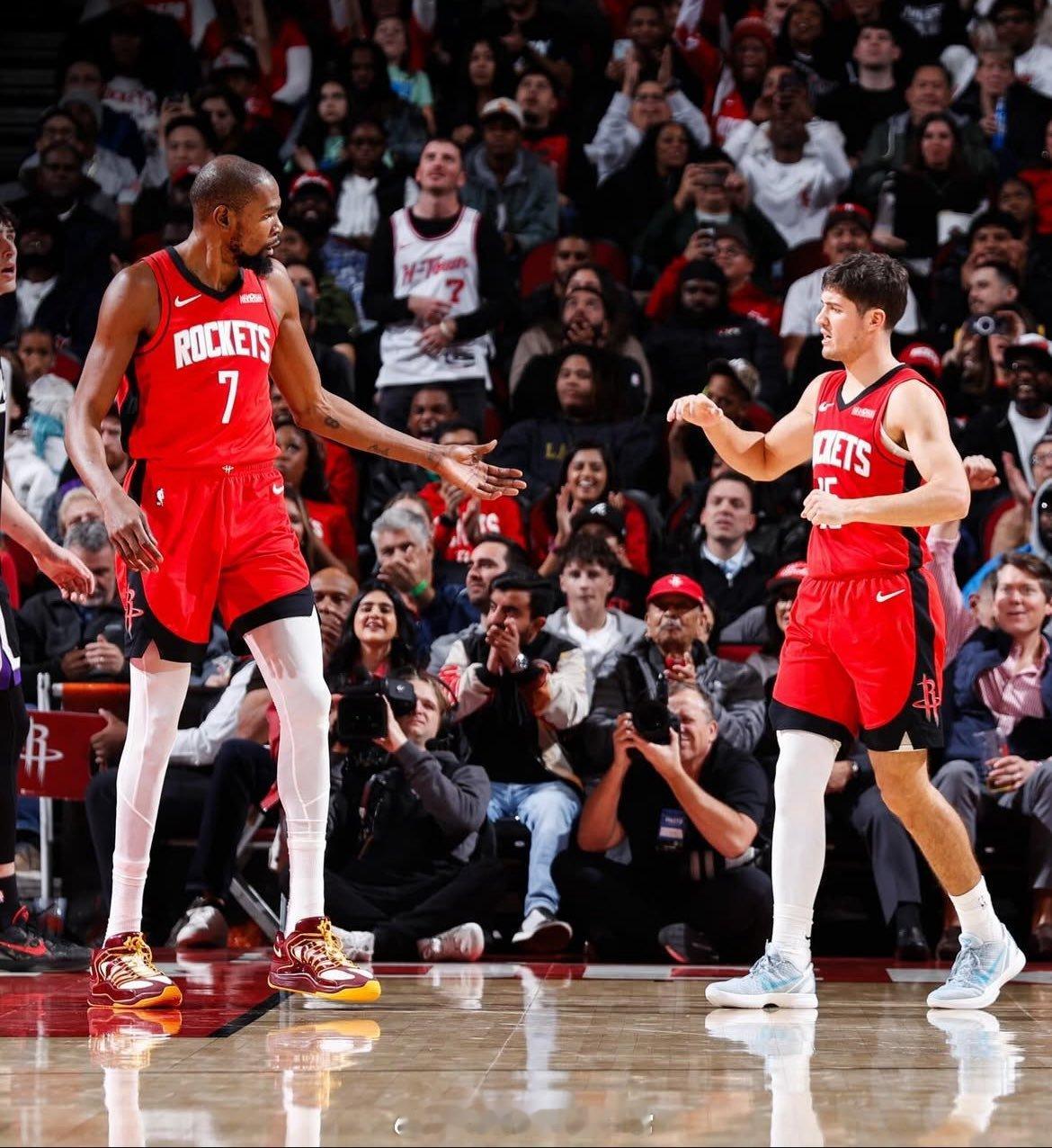 杜兰特谈谢泼德的进步：“他确实进步了，尤其是他的信心，我们信任他让他上场去创造机