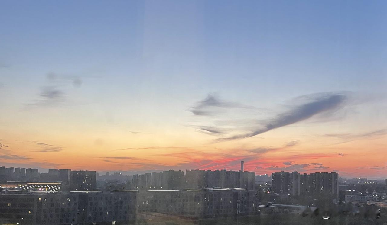 单位开会（我们是二级单位），80位员工到场。等着分管局领导到场前，管理音响，播放