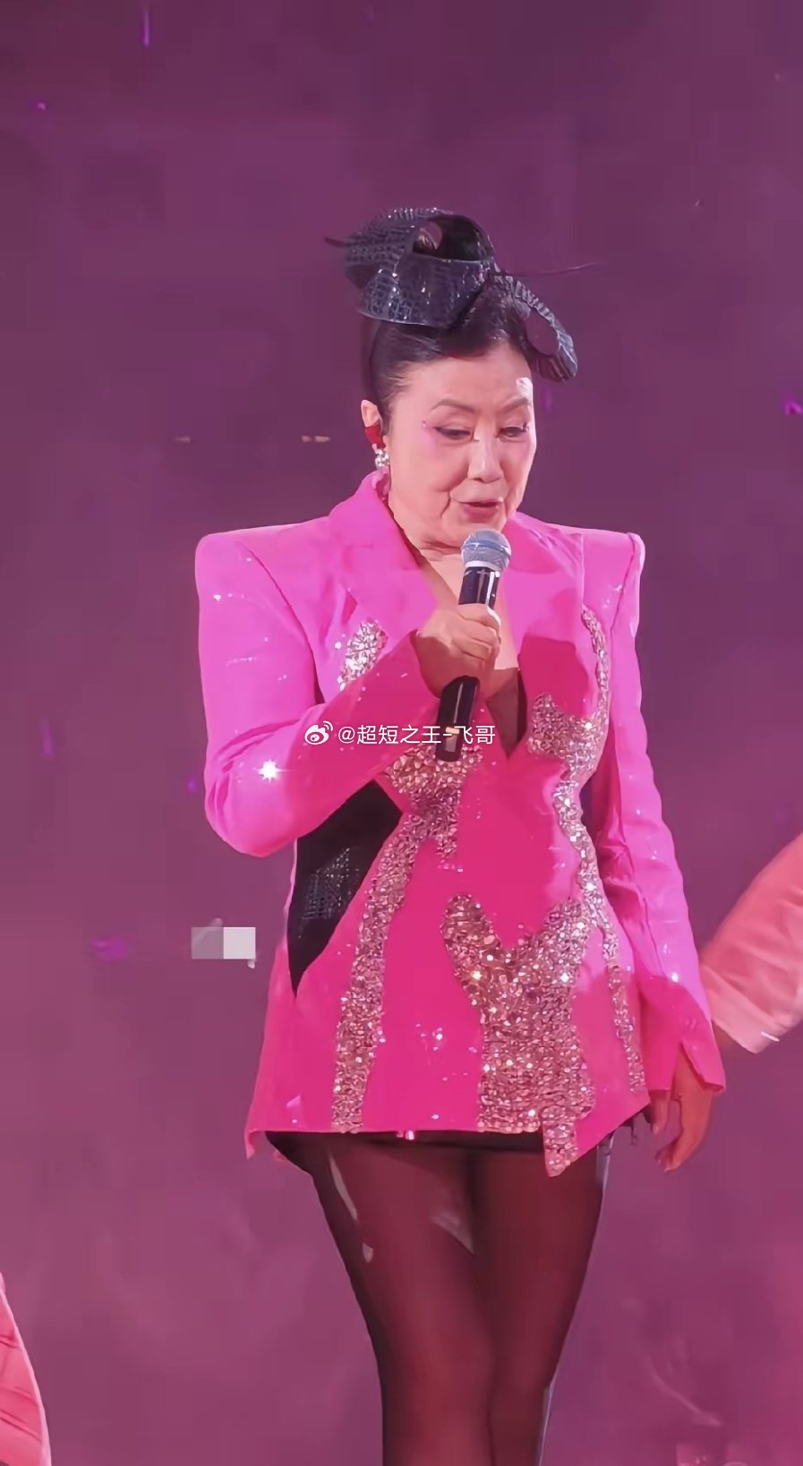 78岁的汪明荃出席古天乐首场香港演唱会三个没想到。1.快80岁的人在台上还能又蹦