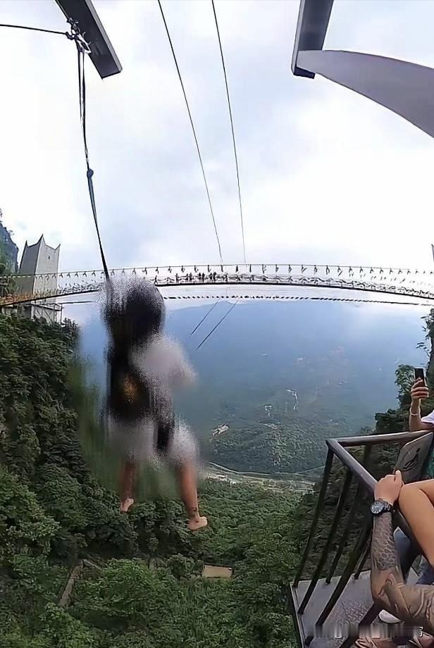 四川华蓥玛琉岩探险公园的瀑布秋千项目，成了吞噬生命的陷阱。5月3日下午，16