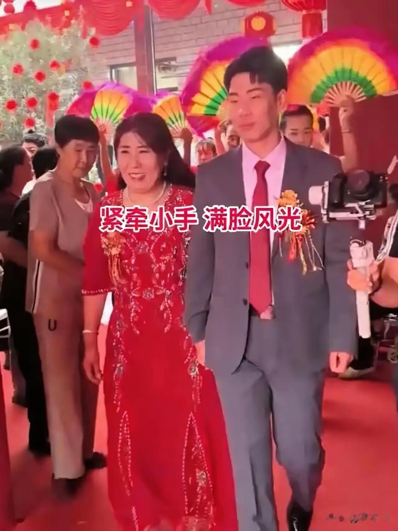 山西31岁小伙娶42岁女老板，婚礼上俩人全程手牵着手没松开，新娘笑到合不拢嘴，新