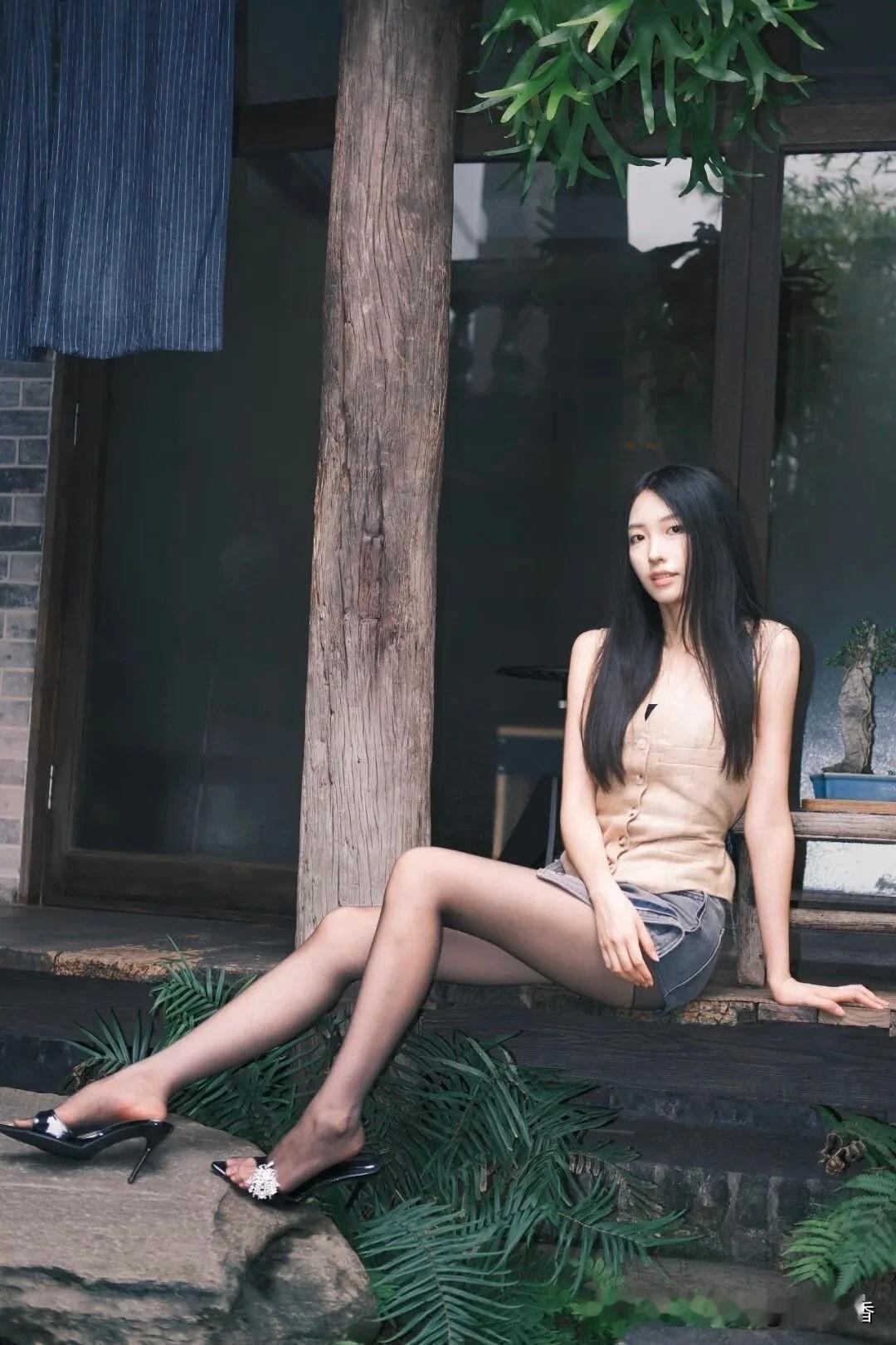 树下的优雅时光，黑白配的时尚穿搭，尽显都市女性的魅力与自信。