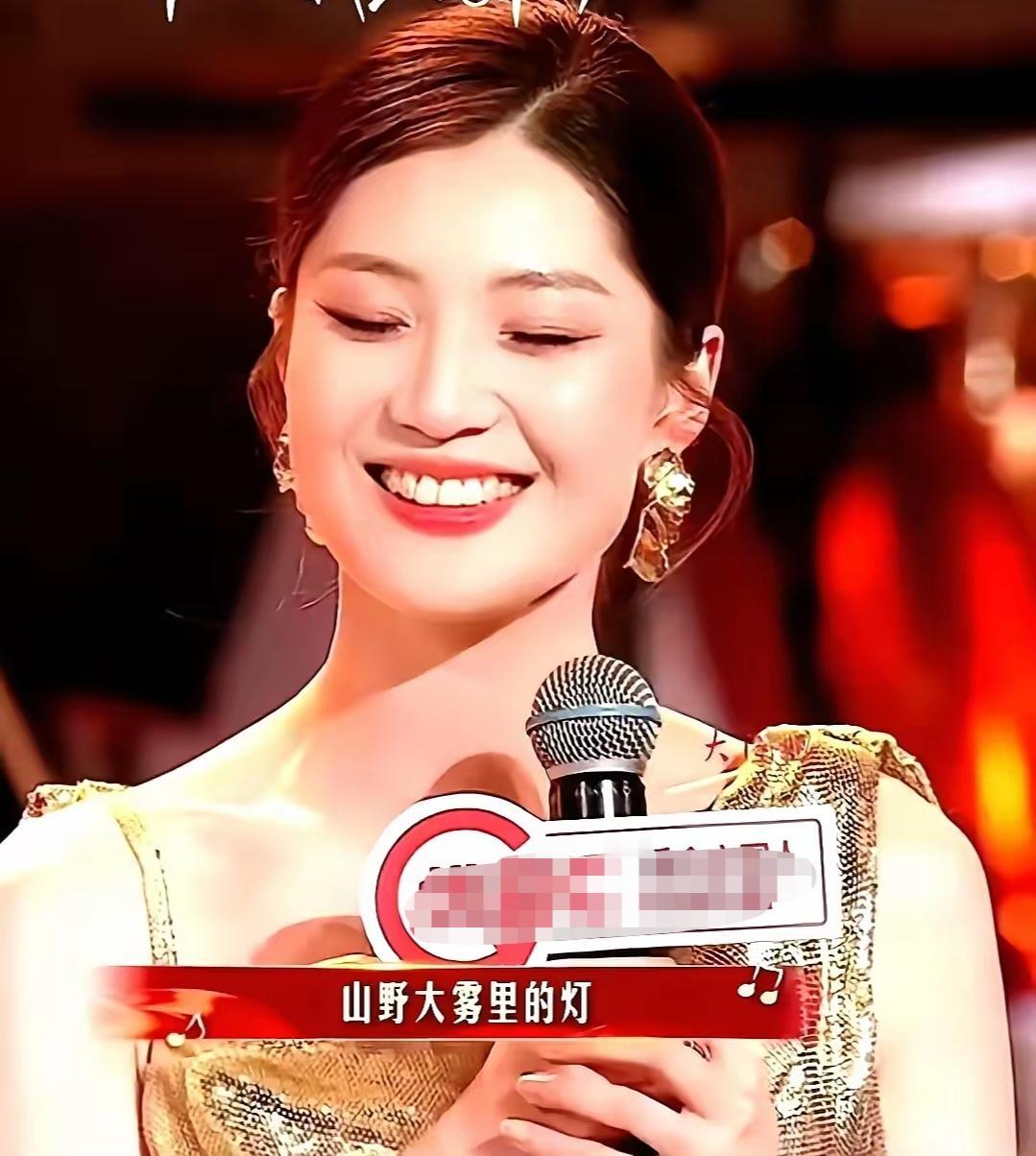 当董宇辉打趣盼盼像个“猴”时，他没想到他四面楚歌时，这个猴却安静地陪在他身边，当