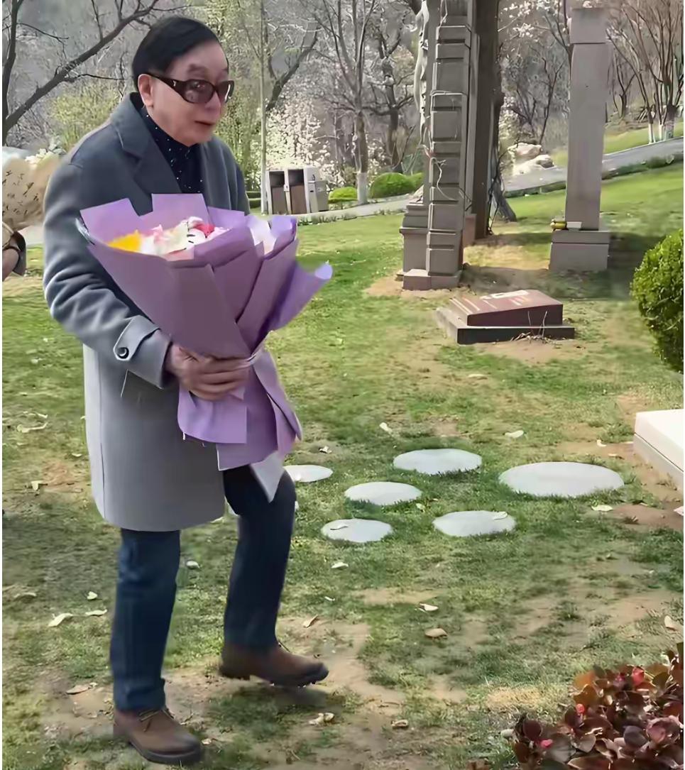 王崇秋给妻子杨洁扫墓！妻子病逝9年，3个继子继女与他不来往娱乐明星