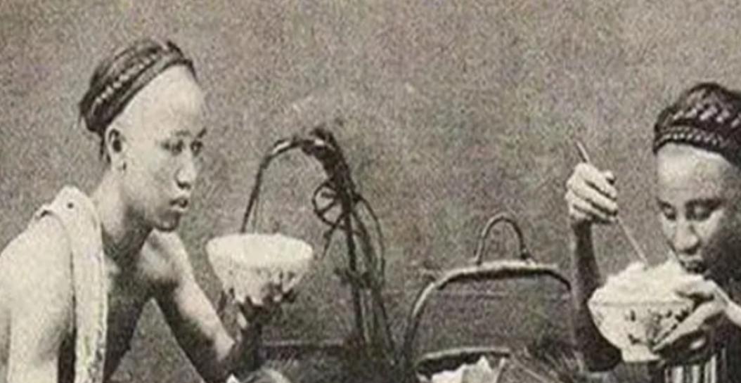 1953年，李鸿章的孙子李子嘉，身着破烂衣服，踉跄着走到一个湖边，纵身一跃跳了进