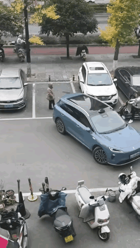 🔥高手过招！女子人肉占车位耍无赖，司机全程零废话，直接把车往车位前一横，扭头就