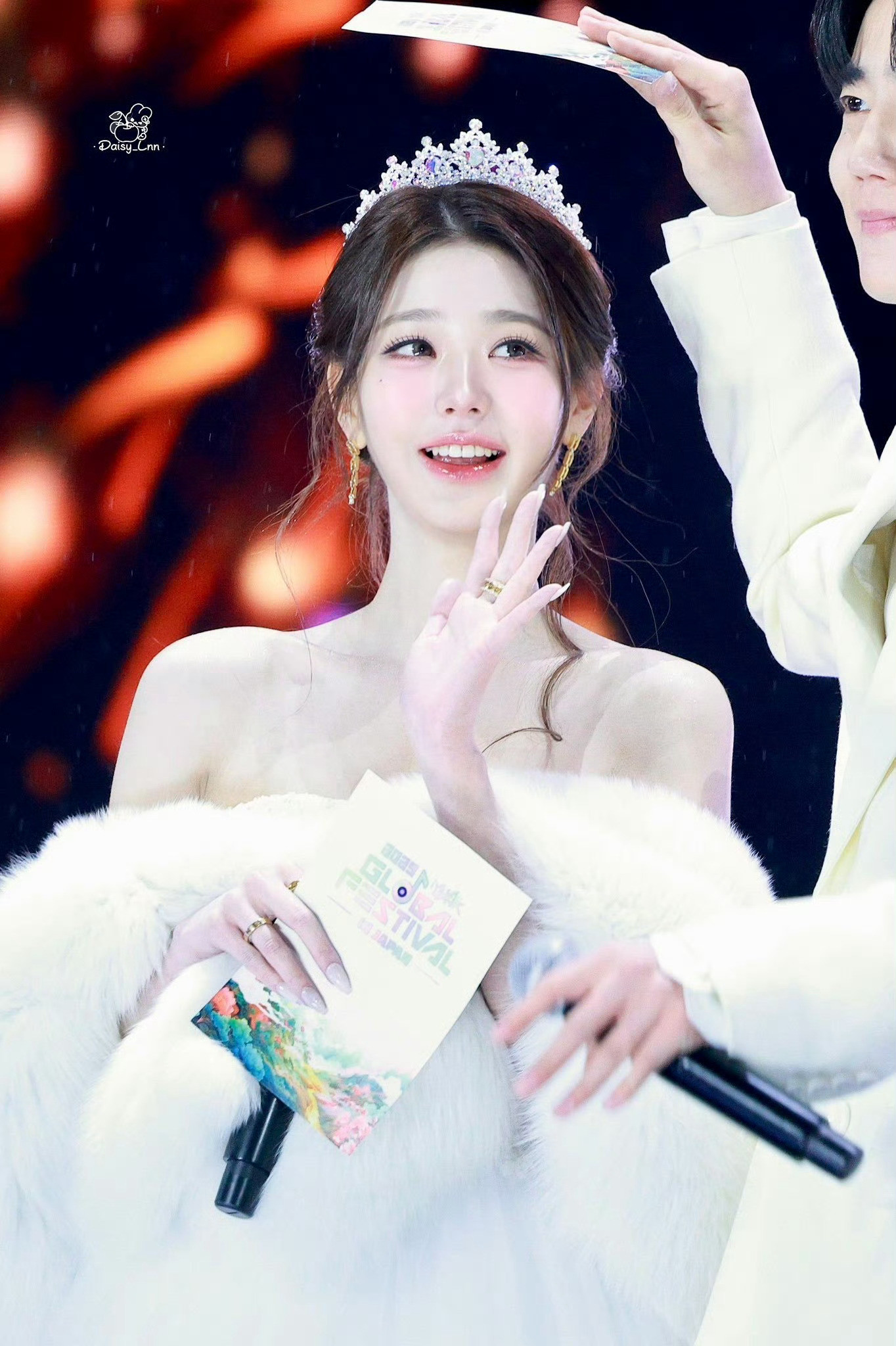 张元英公主皇冠舞台之上，一顶皇冠熠熠生辉。这不仅是时尚的亮点，更是当代青年审美自