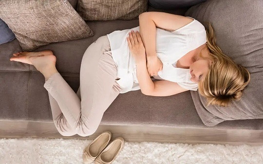 第一次来月经时候的反应第一次来月经时，大多会出现小腹坠胀隐痛、腰酸、乳房胀痛，分