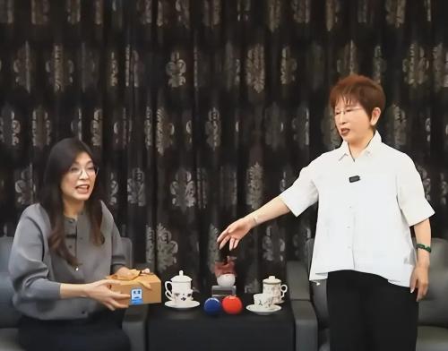 洪秀柱又办糊涂事。郑丽文把她看的高高的，她却对郑丽文不理不睬。马英九首次不参加