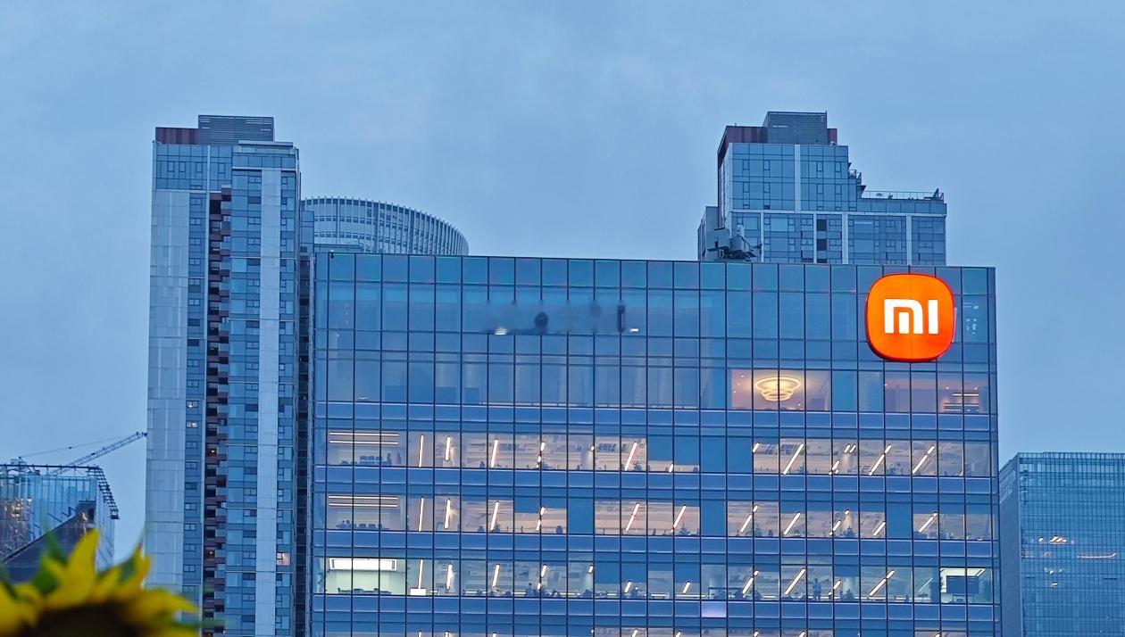 近日，有自媒体报道，小米集团启动新一轮组织架构调整，其中北京中台员工将分批迁至武