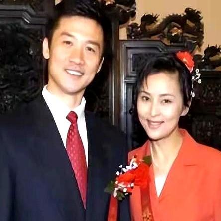 “爸，你走吧，以后不要再来了。”9岁的黄博远把全家福剪成两半，这句话成了黄志忠1