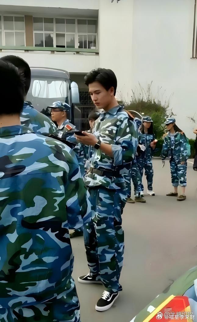 张凌赫果然是从小帅到大！