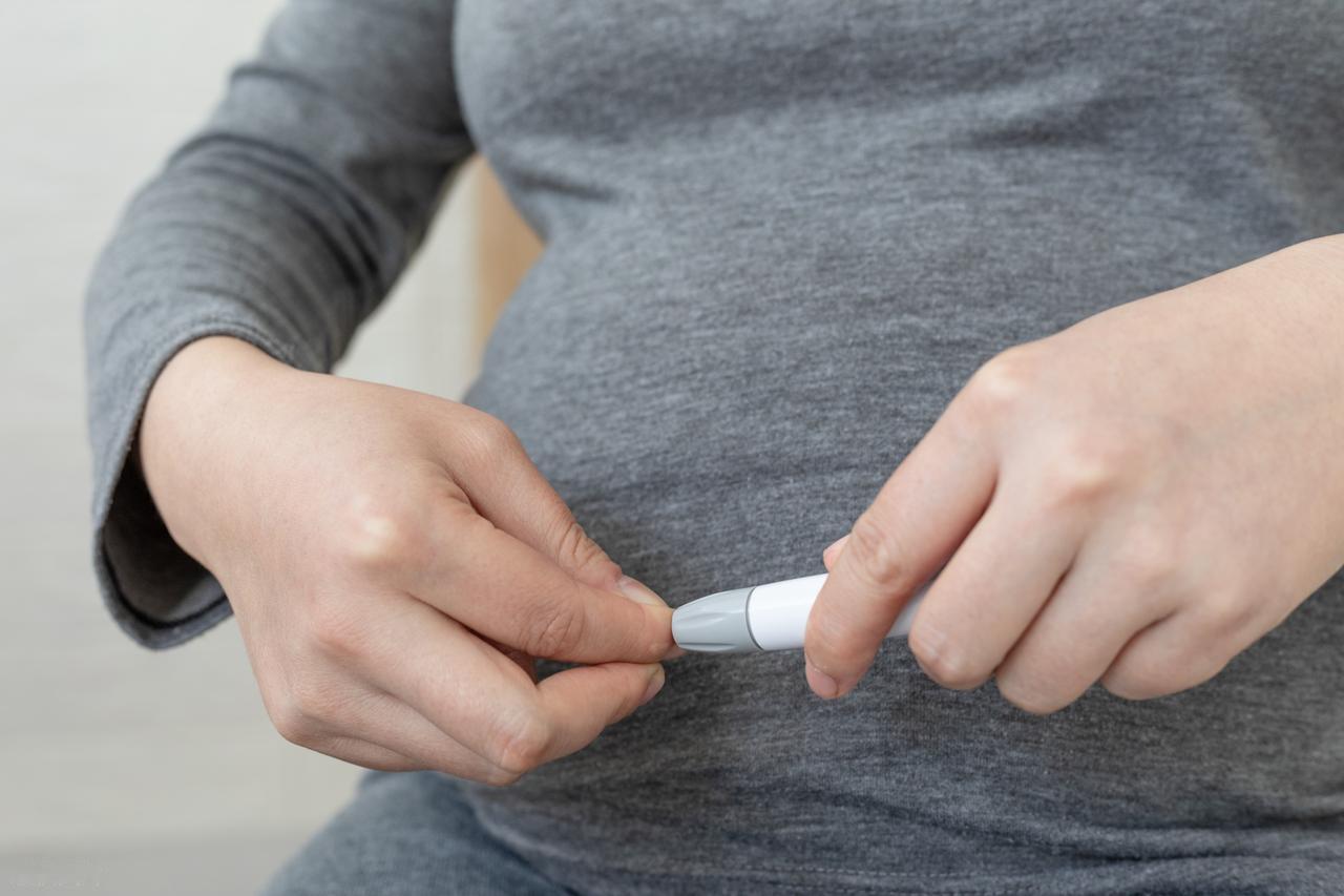 戴帽子会引发脑梗？医生含泪劝告：70岁以后，这4件事一定要盯紧七十岁在脑血管