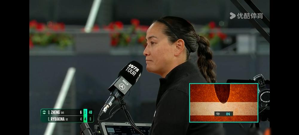 又是她！郑钦文领先一整盘，最后被莱巴金娜活活拖垮，这球输得真窝火。你没看错，