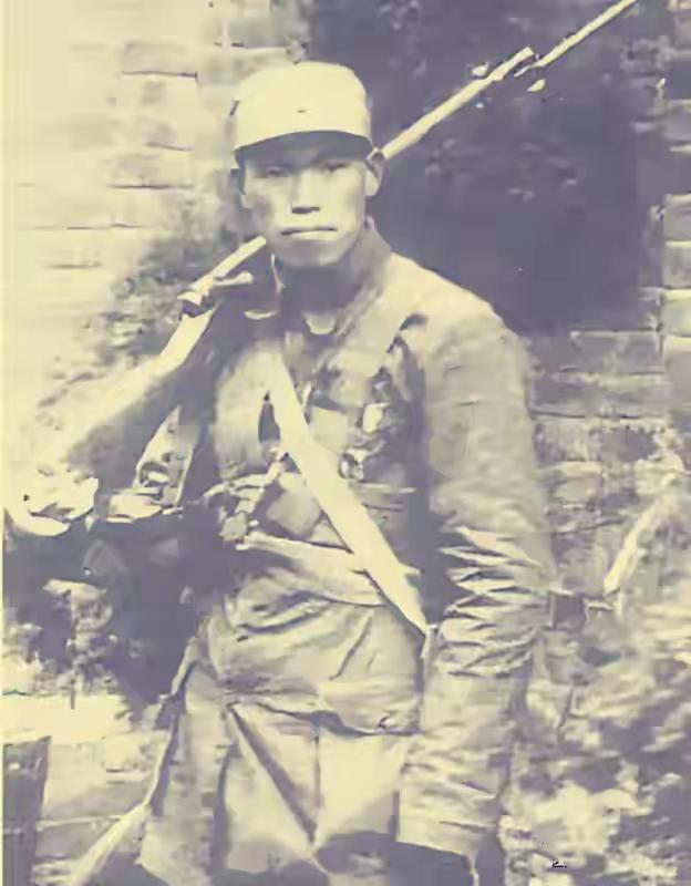 1937年平型关战役，梁兴初营长和鬼子肉搏后，杀气腾腾，威风凛凛1937年