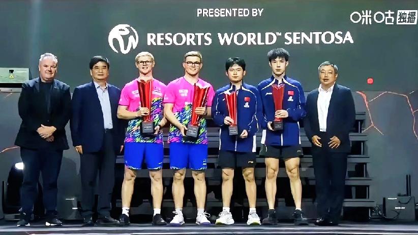 刘国梁惊现男双颁奖典礼，主动让位运动员站中间。网友神评，新满混双冠军是情侣