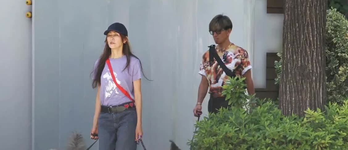 木村拓哉与妻子工藤静香一起外出遛狗，两人结婚二十多年，感情依旧很好