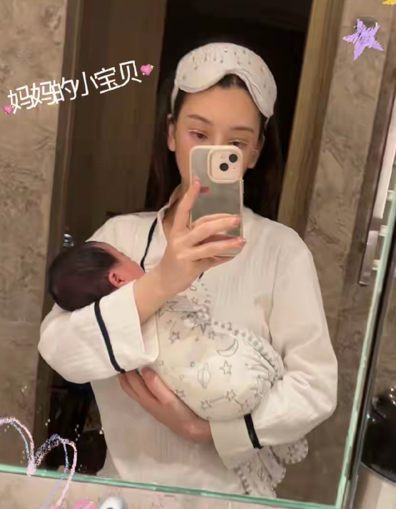 方媛晒出拆三胎女儿满月礼的视频，这距离满月宴已过去三个月，孩子都四个月大了，很多