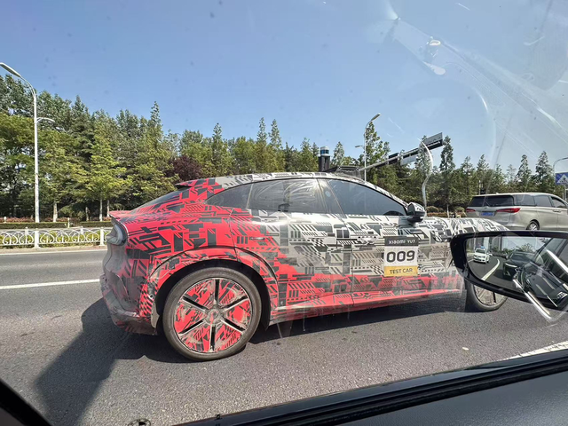 路遇小米YU7伪装路试车没太多伪装的必要了