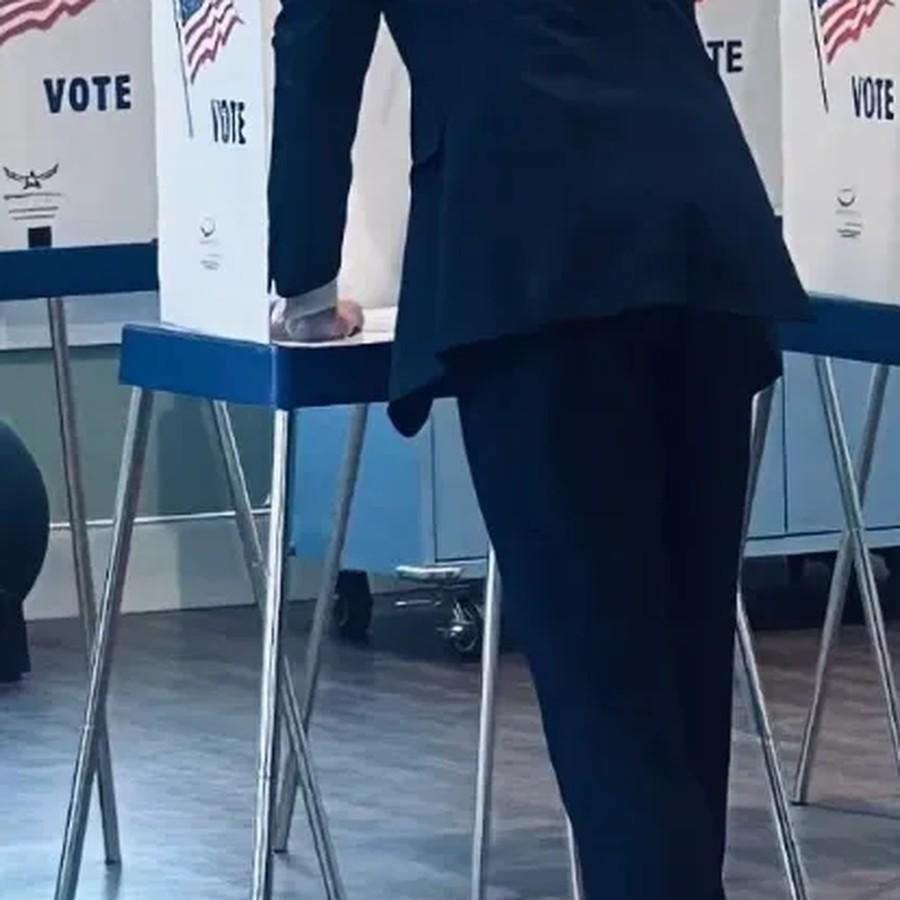 共和党选情让特朗普快麻了！最新的民调模型VoteHub预测显示，民主党控制众议院
