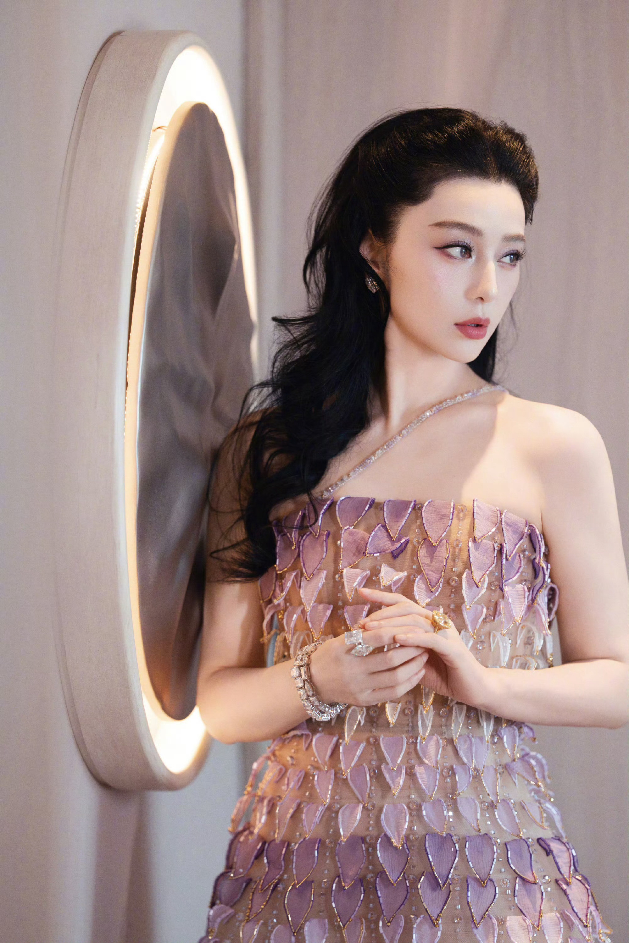 范冰冰优雅大片松影落肩，繁花入梦。