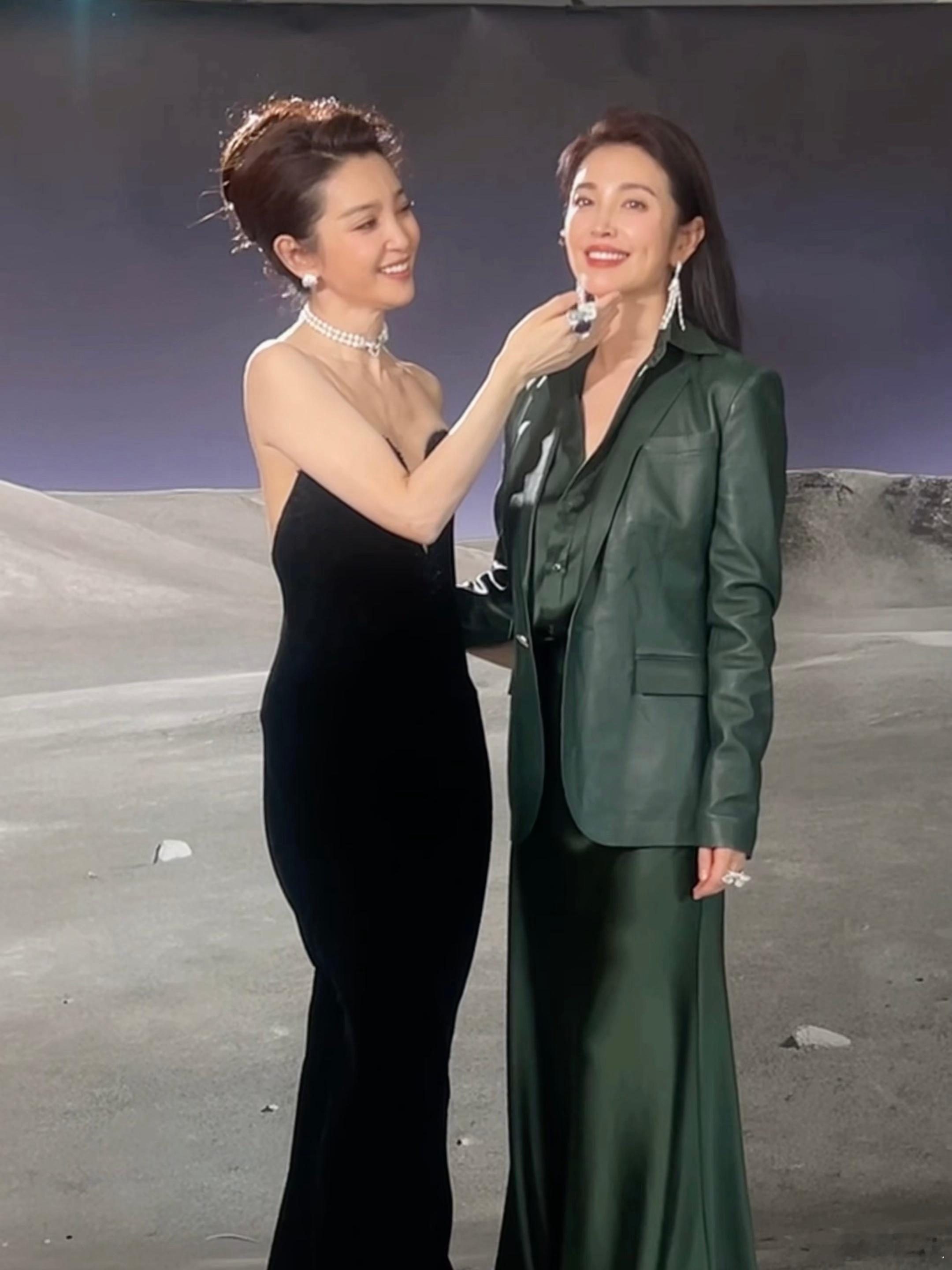 李冰冰晒和妹妹李雪合照李冰冰与李雪的合照看点十足！姐妹俩同框的画面养眼到极致，