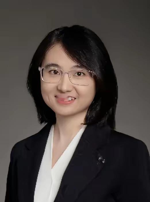 陈一彤，女，本科毕业于清华大学钱学森班，博士毕业于清华大学自动化系，上海交通大学