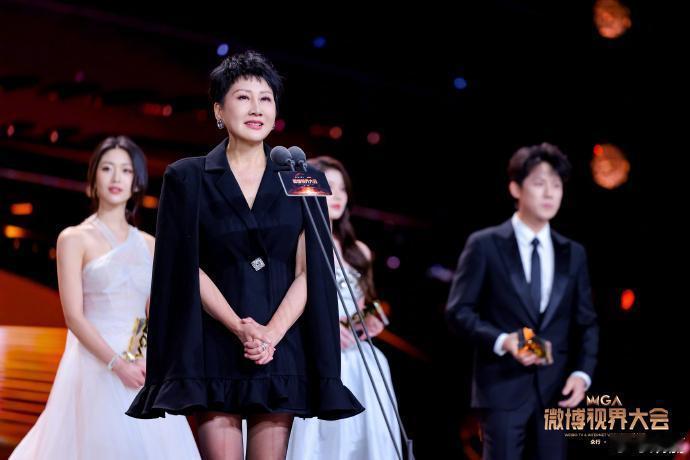 张凯丽就陪穿足力健呗？也真是无语了，张凯丽居然被迫解释穿丝袜的事儿了，怎