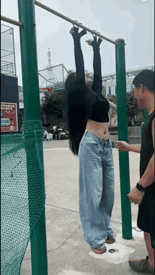 大型社死现场，被朋友套路吊单杠上，下来是不可能下来的，这辈子都不可能（求救援）