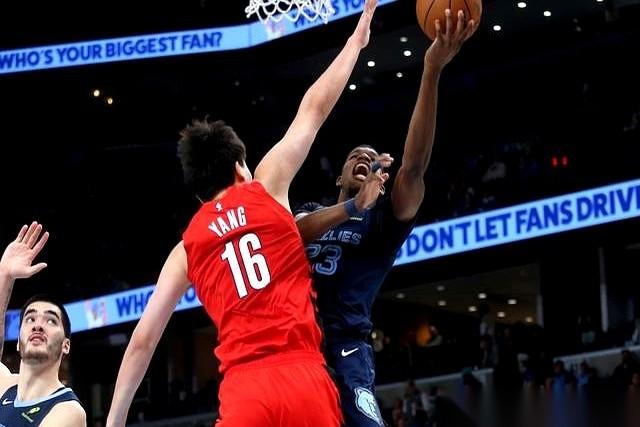 我勒个去！开拓者这波操作是真骚啊，看完灰熊这小伙子科沃德今天狂砍26分，我手都抖