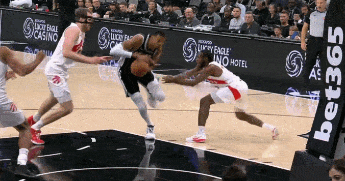 这是什么怪物？2米26的文班亚马，居然能够做出空中转体360度上篮的动作，太夸张