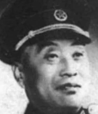 1950年，赵玉昆跪在土坑前，脖颈后插着三根生锈的铁钉，法警举起枪托时，这个满脸