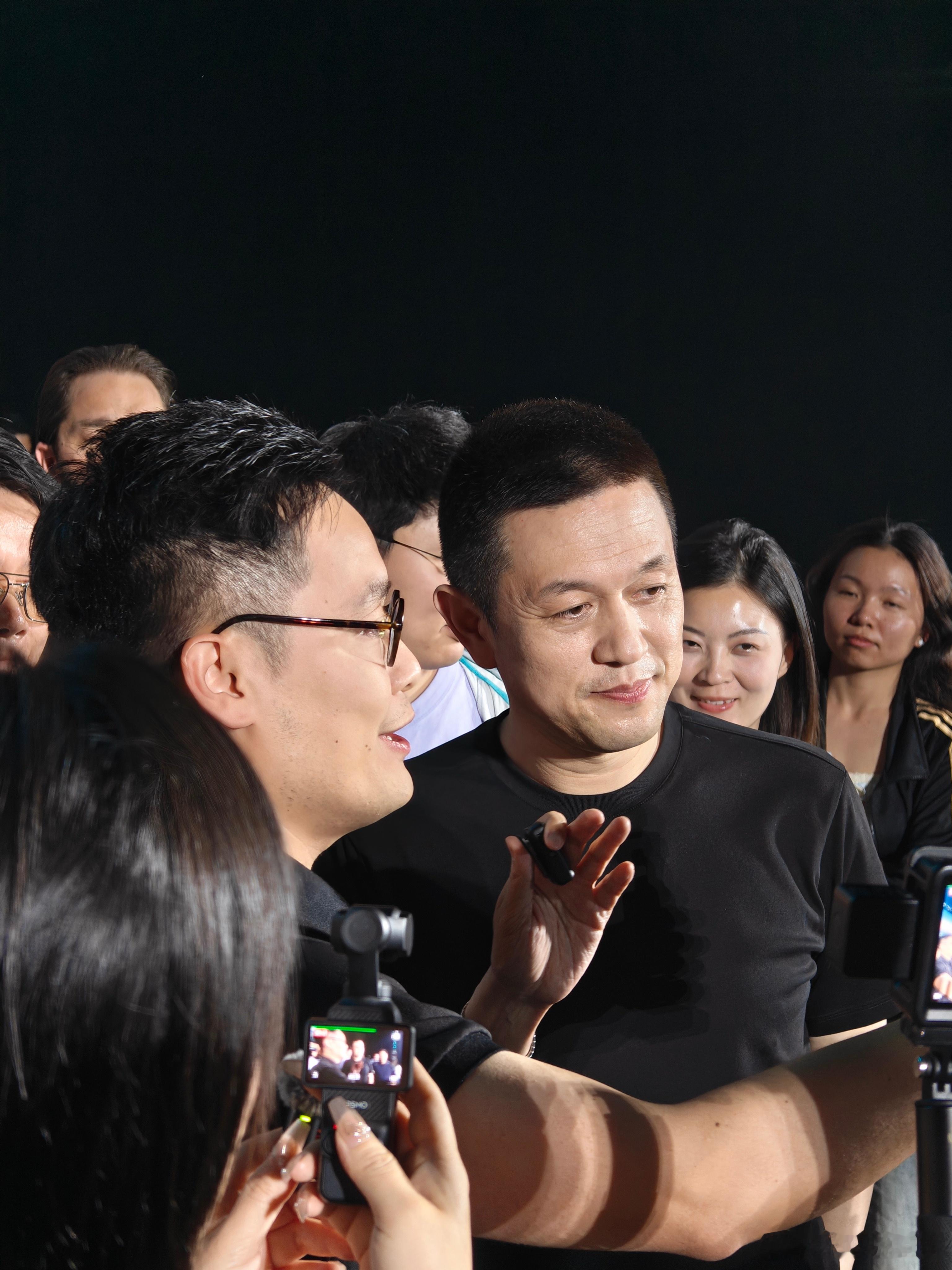 昨天在发布会结束之后，一堆媒体老师围着李斌，有一个媒体老师提的比较尖锐。他说网上