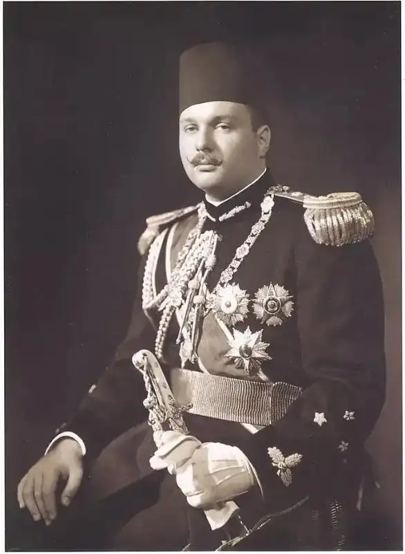 1944年左右，埃及国王法鲁克见到丘吉尔后，趁他不备，把他的怀表给偷了，丘吉尔大