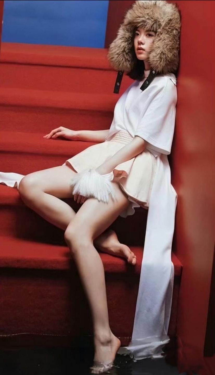 赵今麦美腿玉足写真，性感迷人[赞][赞]娱乐美