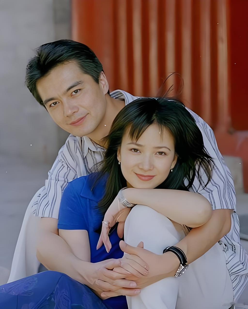 何晴的3次感情2段婚姻：‌1.男友刘威，25岁时相恋，同居五年分手‌‌2.