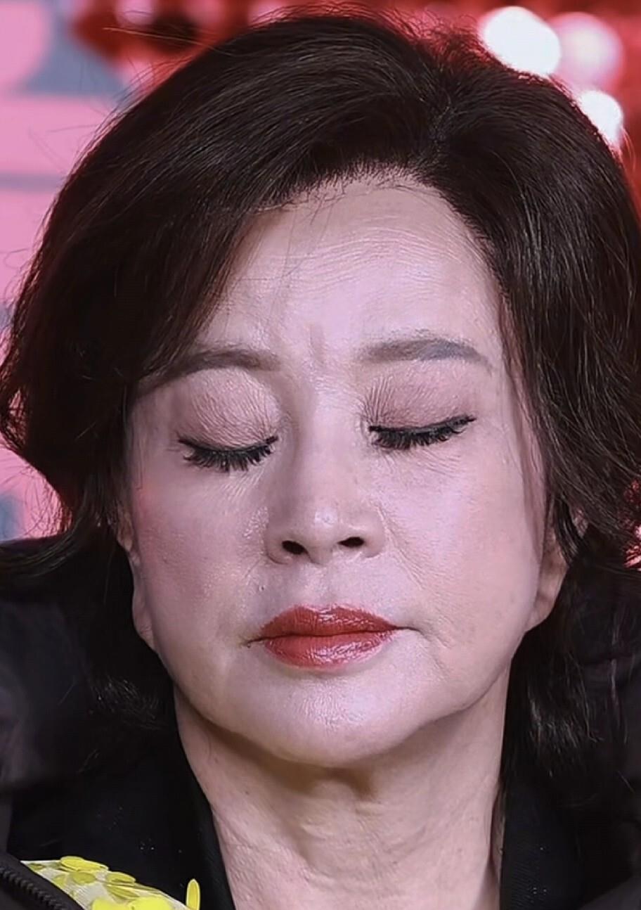 74岁刘晓庆被高清镜头怼脸拍，粉底厚得能卡进指纹，假睫毛翘得能停蜻蜓。你凑近看
