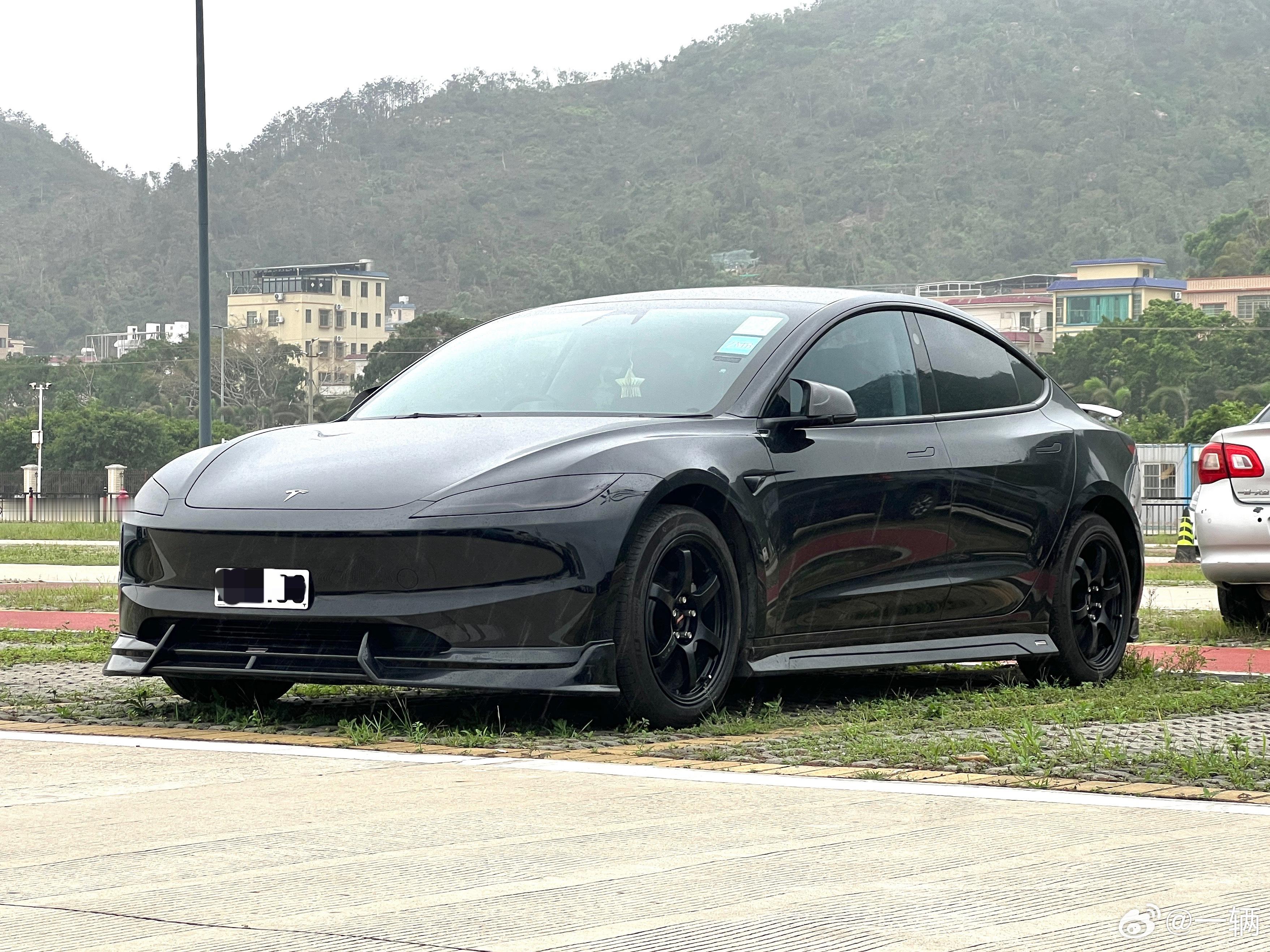 这台港牌黑武士Model3的外观套件挺帅的