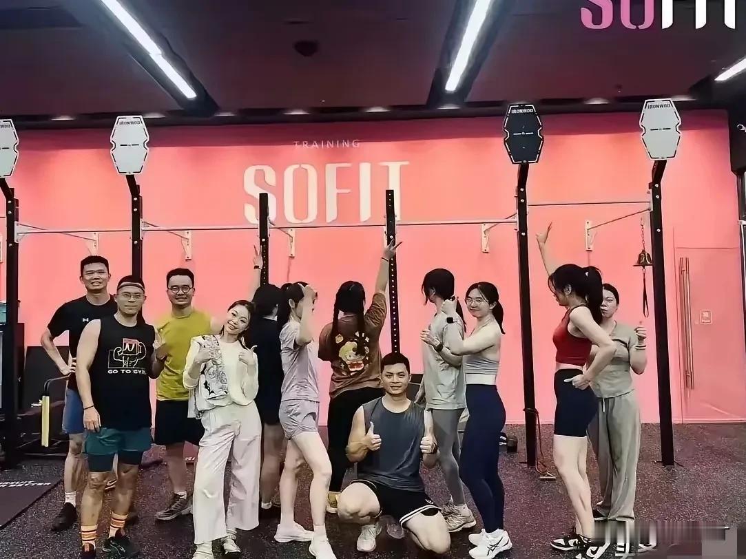 身体不会说谎！30岁银行女高管出轨健身教练早有苗头，从三张图片中就可以看的一清二