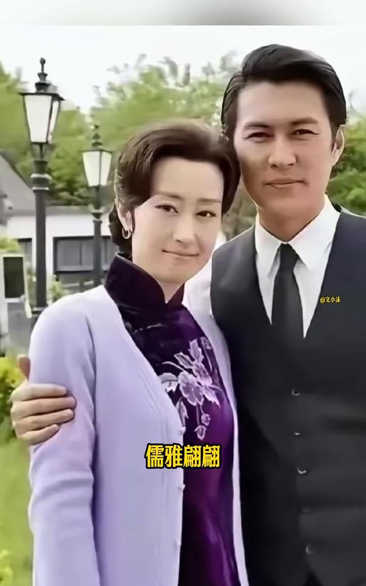 靳东和刘敏涛的亲密同框合影，二人不是亲姐弟却胜似亲姐弟。镜头下的靳东身穿西装，剑