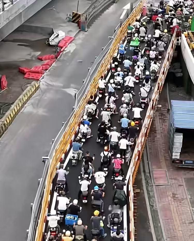 珠江大桥就算不修路，同样都会堵！住芳村片区的人又只有这一条大桥能过江，不过，