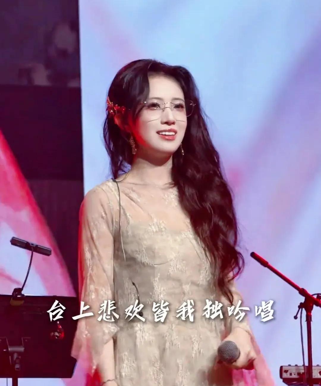 网友：痛恨孟德，理解孟德，成为孟德！张靓颖《九万字》的造型想必大家都如数家珍