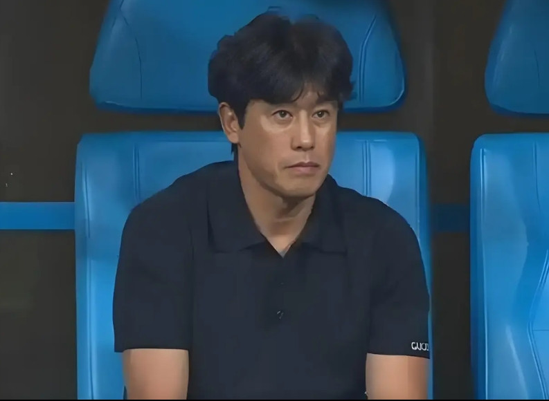 亚洲男人的确比欧美男人更抗老，你看看成都蓉城的主教练徐正源，和上海申花的主教练斯