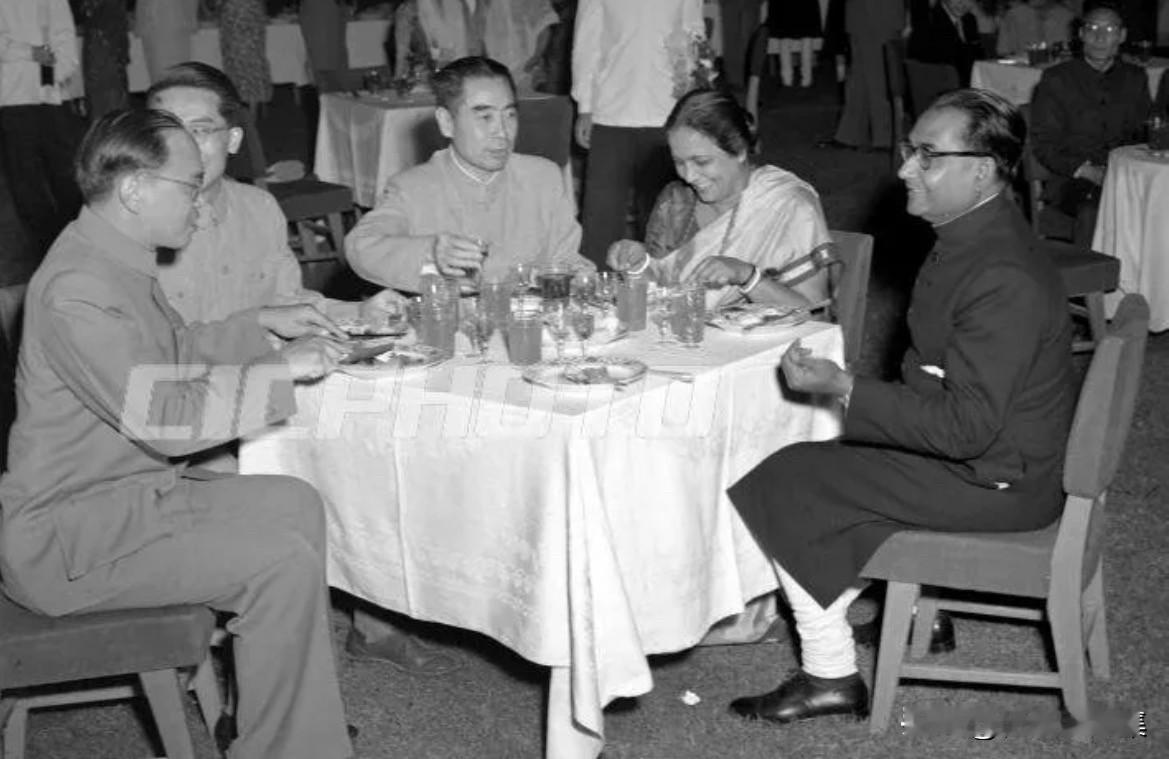 1955年6月10日，晚上，周恩来总理在中南海举行盛大招待酒会欢迎由印度副外长钱
