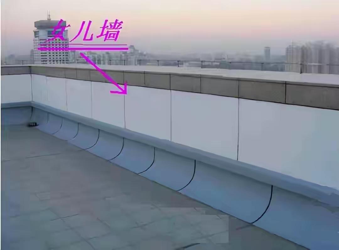 好奇查了一下什么叫女儿墙原来就是在房顶周围建一圈围墙这样的建筑南方比较常见