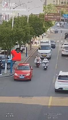 “幸亏发现及时！”浙江东阳，一私家车因没有拉紧手刹，出现失控滑行，医院司机发现不