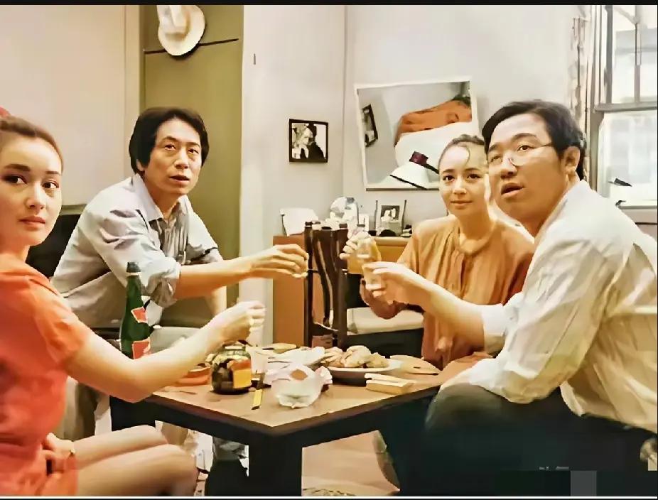 盖丽丽，王奎荣，宋丹丹，英达在一起举杯聚餐的场景。这是当时拍摄《爱你没商量》时候