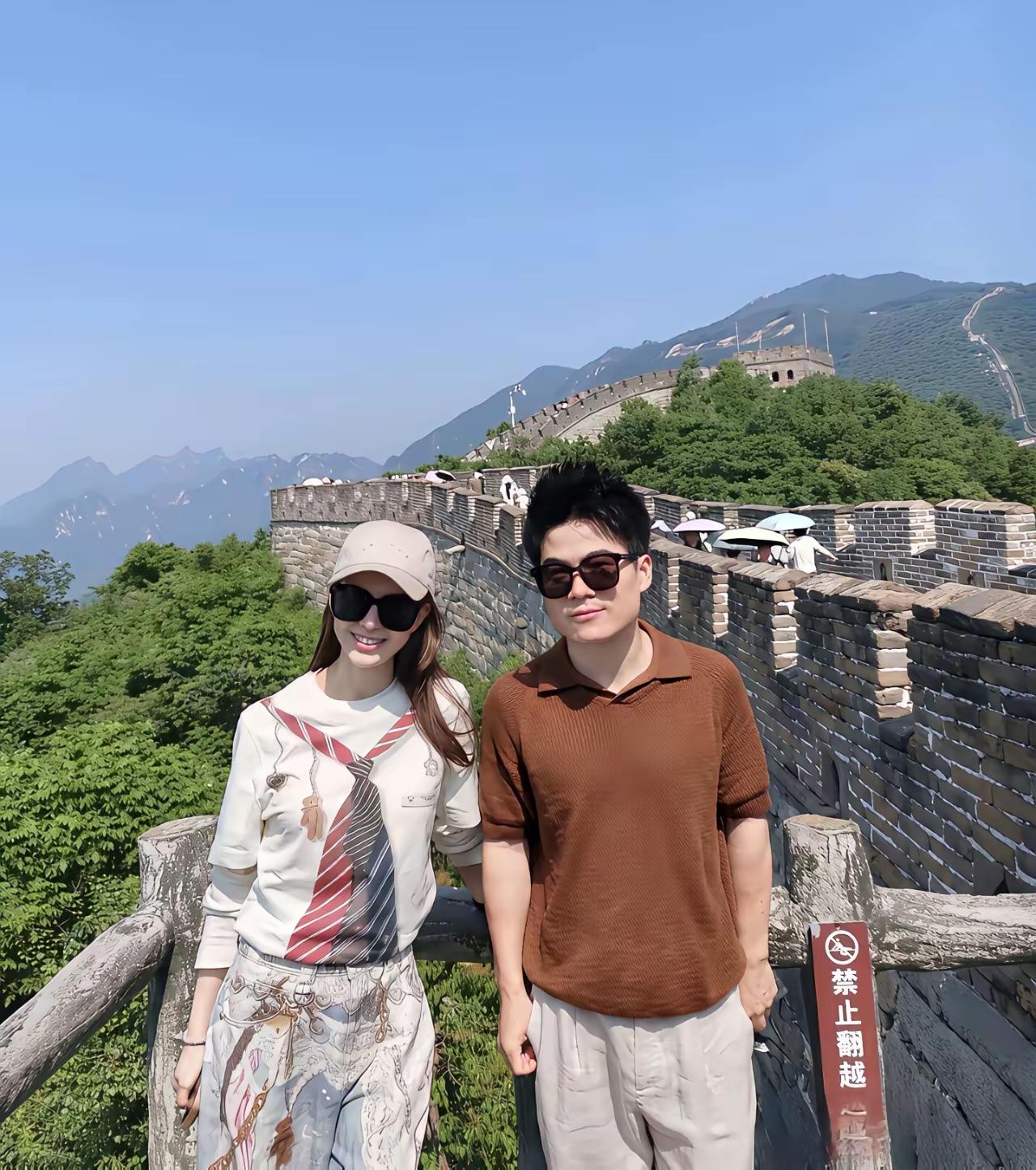 董宇辉这张合影，差点让全网集体“误判”。照片里他站在昆凌旁边，笑得眼睛都眯
