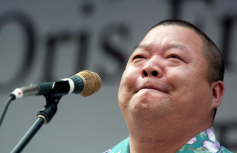 当年，成龙来北京开演唱会时，臧天朔喊了一群人去砸场子。舞台上的灯光突然熄灭，