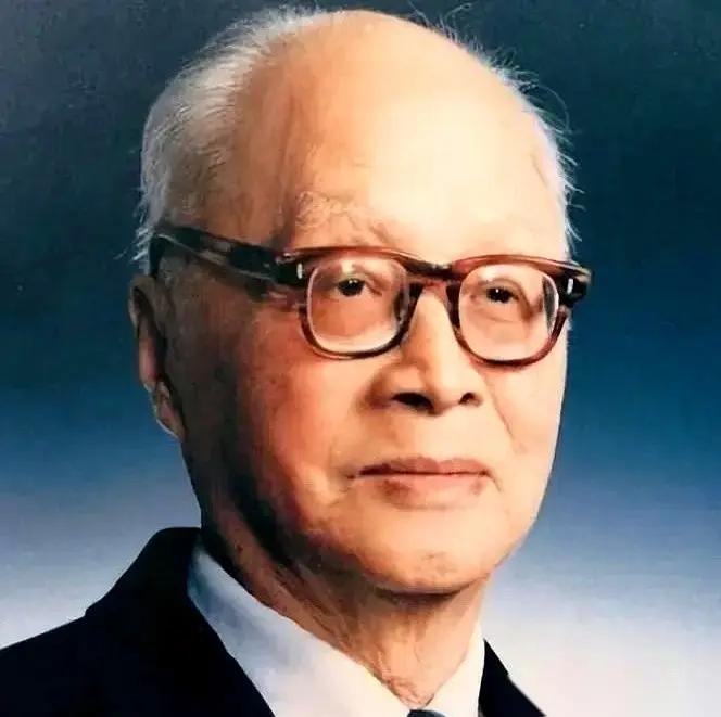 1960年，最后一批苏联专家撤离中国，临上飞机前，有人在舷梯旁对着送行的中国同行